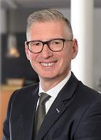 GESCHÄFTSLEITUNG Patrick Dobler Seit 2016 bei Swiss Finance & Property Group als CFO der Gruppe und Head HR Von 2012 bis 2015 Mitgründer und CEO von Equilibrium Partners, Advisory im Bereich