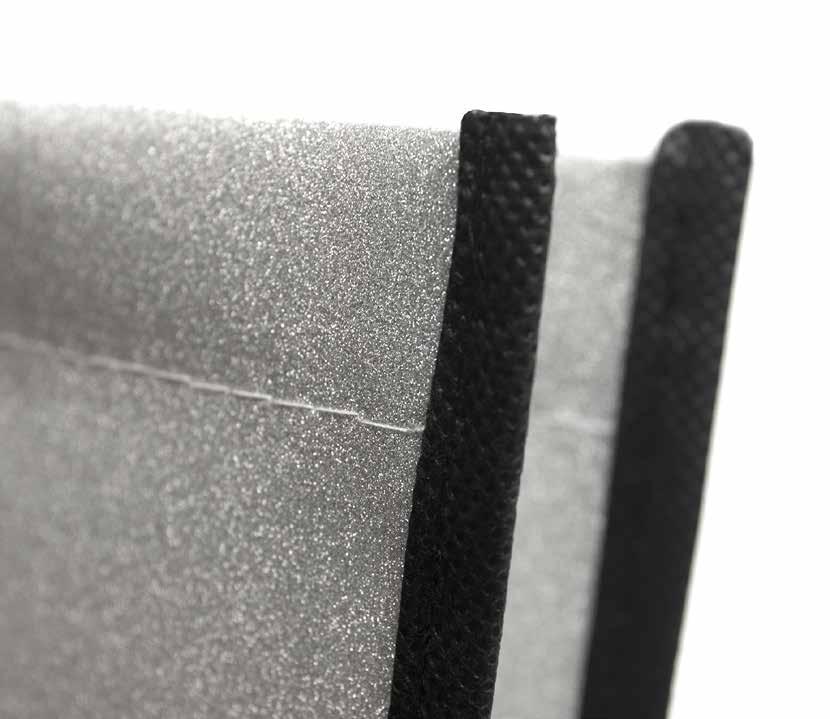 GLOSSY COATED For a brilliant style Taschen aus hochwertigem Polypropylen mit glänzender Oberfläche verleihen der Tasche einen edles Aussehen.
