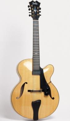 size, with a sweet tone emphasizing the upper mids and a dynamic soundrange 17 : Standard size for archtop jazzguitars. Compared with the 16 model it emphasizes more the bass and the lower mids.