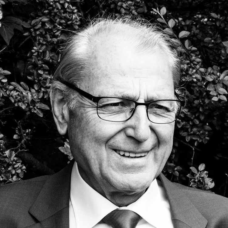 Dr. med. Jürgen Freiherr von Rosen Dr. med. Jürgen Freiherr von Rosen wurde 1938 in Grocholin geboren und wuchs in der Nähe von Friedberg in Hessen auf.