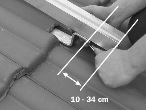 Aufdach-Übereinander-Montage Die Hammerkopfschraube in die entsprechende Nut der Querschiene einsetzen.