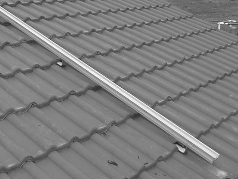 Aufdach-Übereinander-Montage 3.1.3 Montage 1. Kollektor einmessen Kollektor auf dem Dach einmessen. Lage der Sparren suchen und dort in den entsprechenden Höhen je einen Dachziegel entfernen.