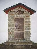 Frage 3: Welche Jahreszahl befindet sich auf dem Klöppel- Krieger-Denkmal? a) 1805 c) 1815 b) 1750 d) 1798 Frage 4: Wie lautet der Name des Gemeindearbeiters?