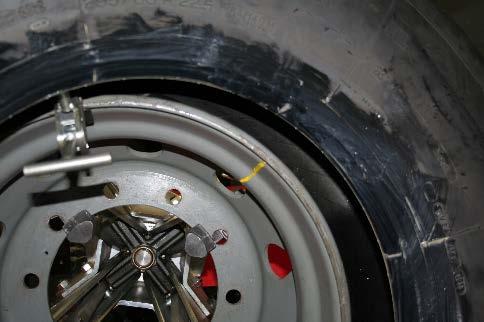 Uhr steht (Bild 3). Während des Hochfahrens Reifenwulst gegenüber Ventil in das Tiefbett drücken.