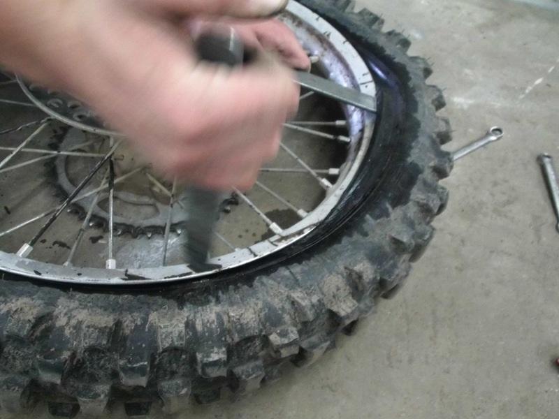Einmal gekeilt verwenden Hebel von der Felge, um den Reifen hoch und weg zu ziehen.