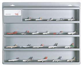 Boeing 737-300 Spirit of Durango < > 8,4 cm 560931 9,75 32 Diverse Figuren / 32 assorted figures 519588 29,50 Schaukasten,