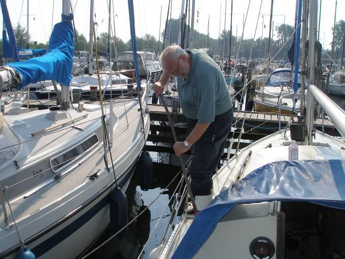 1. Fahrtag : Dienstag, 13. Mai 2008, Anreise nach Harderwijk Eberhart und Karlheinz fahren gegen 17 Uhr mit dem VW-Campingbus los. Die ruhige Fahrt wird angereichert durch ein Gespräch zu Astrophysik.