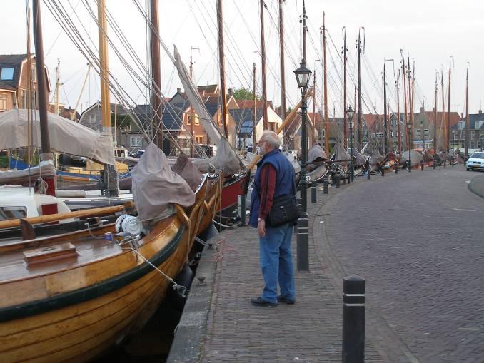 Mai 2008: Harderwijk Spakenburg Der Optimist wird gereinigt und nochmals mit Farbe an einigen Stellen ausgebessert und in den VW-Bully verstaut.