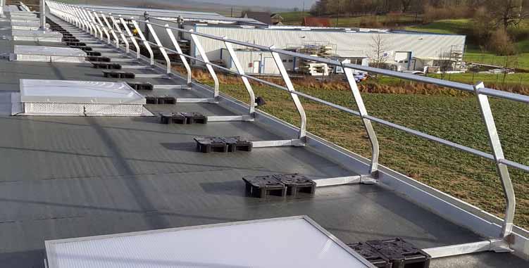 SAUVGUARD II Ballast selbsttragendes Dachgeländer gerade, geneigt DIN EN ISO 14122-3 Beschreibung Das selbsttragende Dachgeländer Sauvguard II Ballast ist ein kollektives Schutzsyste zur