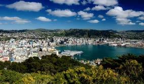 Wellington Neuseeland Auf Grund seiner Lage zwischen Meer und Gebirge ist die Stadt auf einen recht kleinen Raum beschränkt und lässt sich gut zu Fuß erkunden.