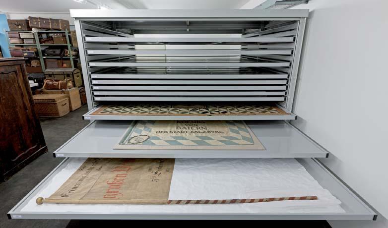 Die FOREG Flachablage wird zur Aufbewahrung von flach zu lagernden Objekten wie beispielsweise Fahnen, Teppichen und den unterschiedlichsten Arten von Textilien