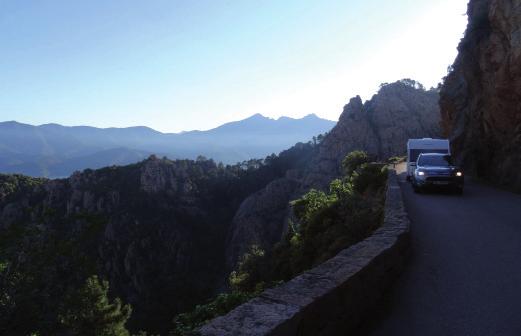 Einmal um die ganze Insel Die schmalen und sehr kurvenreichen Straßen der Calanche passiert man mit dem Caravangespann am besten frühmorgens Der raue Norden : Wer Korsika mit einem Campingfahrzeug