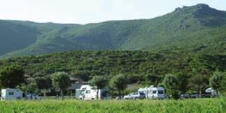 Der Campingplatz unmittelbar am Ortseingang liegt in einer Schlucht und ist schon in der Vorsaison überfüllt. Andere stadtnahe Parkmöglichkeiten gibt es für Reisemobile nicht.
