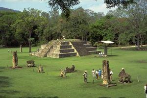 Unser Übernachtungsort ist ein koloniales Städtchen, welches zwar Copán Ruinas heißt, die nahe gelegenen Ruinenanlagen sind damit aber nicht gemeint.