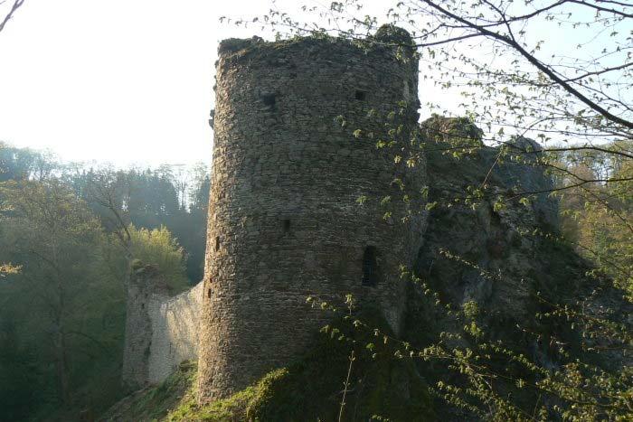 Vom Klostergelände verläuft der einstige Zugang auf der Südseite der Burg durch eine Toranlage in die an der Spornspitze sich befindenden Vorburg.