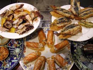 Spanische Küche genießen Wie in anderen Mittelmeerländern ist auch die spanische Küche mit viel frischem Gemüse, Obst, Fisch und Fleisch leicht und regional sehr abwechselungsreich.