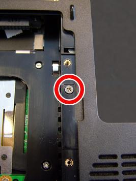 3 - Herausnehmen des CD/DVD-Laufwerkes 1. Lösen Sie die beiden Schrauben an der Abdeckung des HDD-Faches. 2. Nehmen Sie die Abdeckung von der rechten Seite aus nach oben ab.