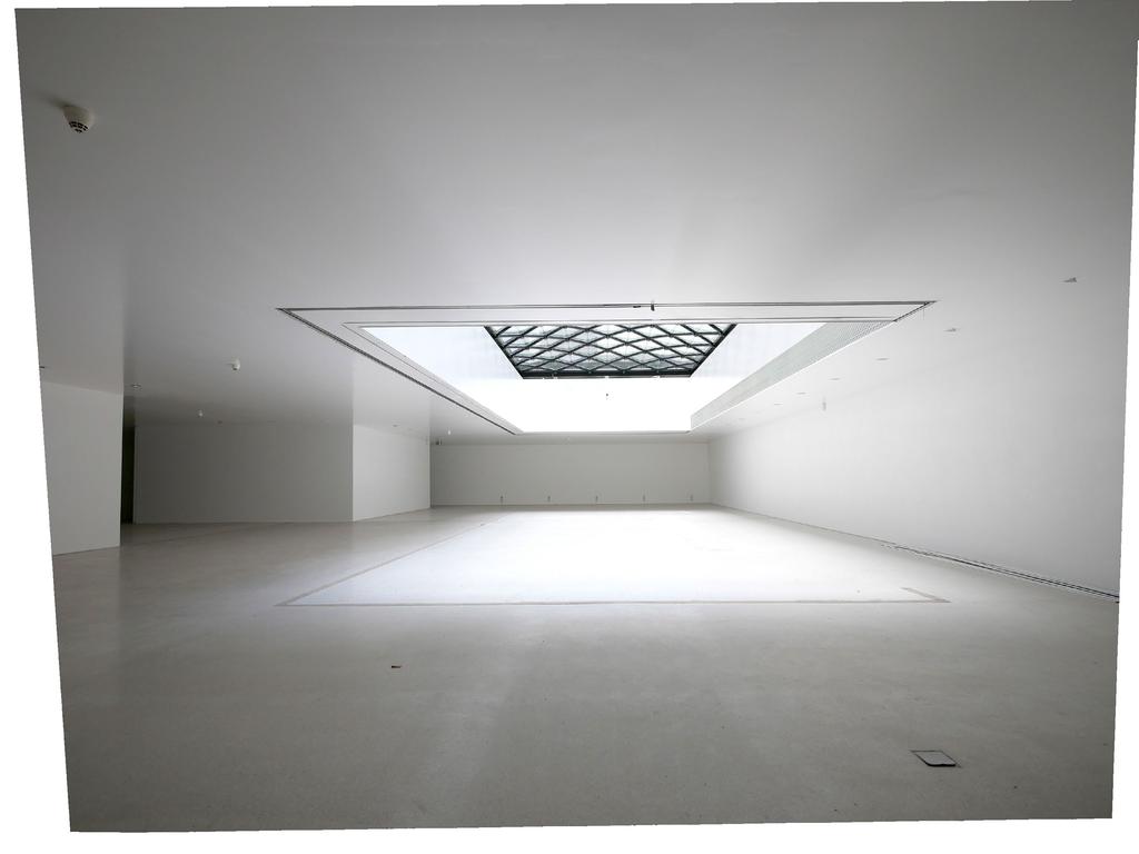 Untergeschoss Der 345 qm große Raum erhält durch eine leicht gewölbte und rautenförmig strukturierte Glasdecke sein Tageslicht.