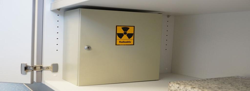 14 Lagerung radioaktiver Stoffe Radioaktive Stoffe sind, solange sie nicht im Unterricht verwendet werden, in einem verschlossenen und gesicherten Stahlblechschrank in einem geschützten Raum (z. B.