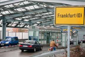 Ein Raum der offenen Grenzen Seit die Grenzkontrollen im Schengenraum 2008 weggefallen sind, kann auch die Stadtbrücke zwischen Frankfurt/Oder und Slubice ohne Passkontrollen passiert werden.