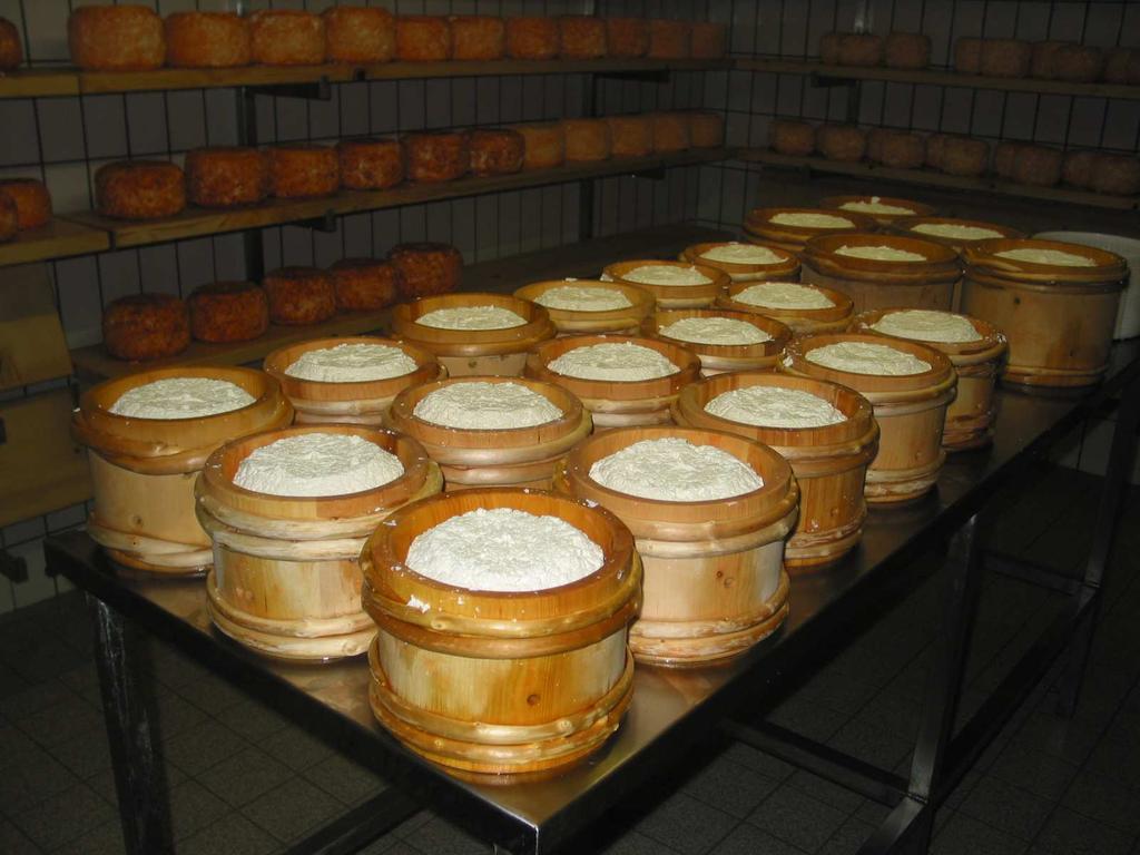 8. Alpkäseproduktion: 2012 wurden 214.632 kg Alpkäse bonitiert, weiters werden ca 240.000 kg Alpkäse direkt vermarktet. Käsequalität: 2011 2012 Veränderung von in % in % 2011-2012 1.