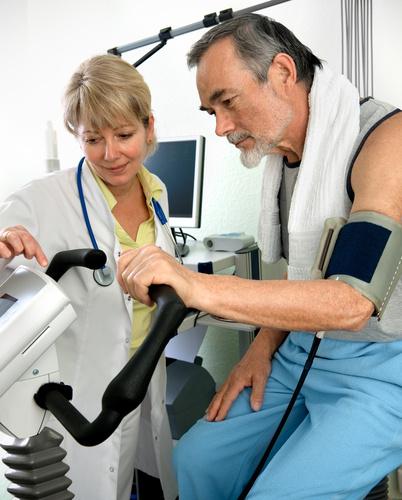 Behandlung des Bluthochdrucks Den Lebensstil ändern Vor Trainingsbeginn: ärztlich untersuchen lassen optimalen Trainingspuls