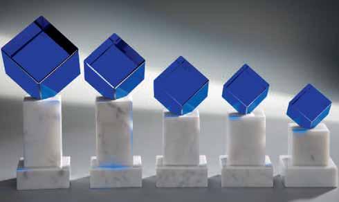 Glastrophäen Noblesseglas-Trophäen 8er-Serie Kristallglaswürfel Blue Quadro, präzise geschliffen, hochglanzpoliert.