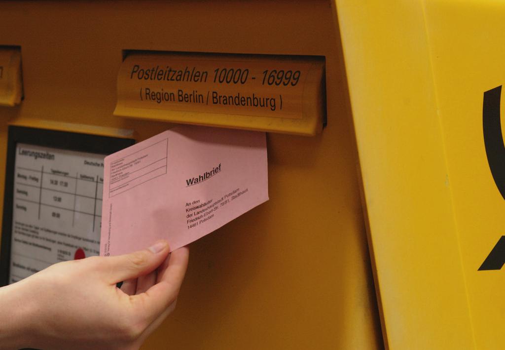 Dann werfen Sie den roten Umschlag in einen Post-Kasten. Es muss ein Post-Kasten von der Deutschen Post sein.