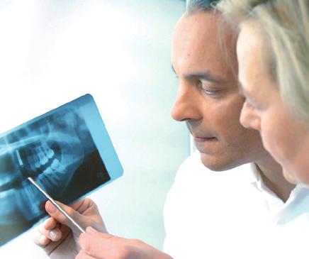 Implantatbehandlung Schritt für Schritt Beratung und Planung Chirurgischer Eingriff Einheilphase Abdrücke Endgültiger Zahnersatz Beim