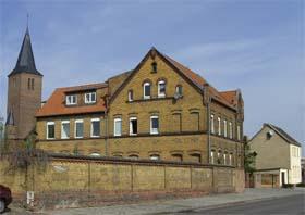 Die ehemalige katholische Schule in der Greppiner Straße 9 im Jahr 2008 Die evangelische und die katholische Volksschule werden als selbstständige Schulsysteme 1940 aufgehoben und die Zusammenlegung