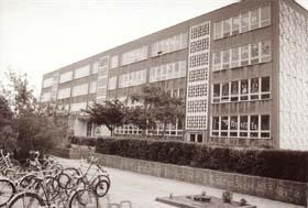 Nach der Eröffnung der Polytechnischen Oberschule am "Ring der Chemiearbeiter 66" im Jahr 1971 wird in den folgenden Jahren der Schulbetrieb in der "Geschwister Scholl Schule" eingestellt.