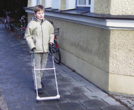 Ältere blinde oder sehbehinderte Menschen, Betroffene mit zusätzlichen Behinderungen sowie blinde und sehbehinderte Kinder werden je nach Bedarf in geeignete alternative Hilfsmittel oder auch