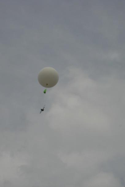 6 Das Projekt Ballonprojekt: Die Welt Von Oben Unser Wetterballon steigt auf der Expo-Brücke 100 m in die Höhe und sendet von dort Live-Bilder zu Erde.