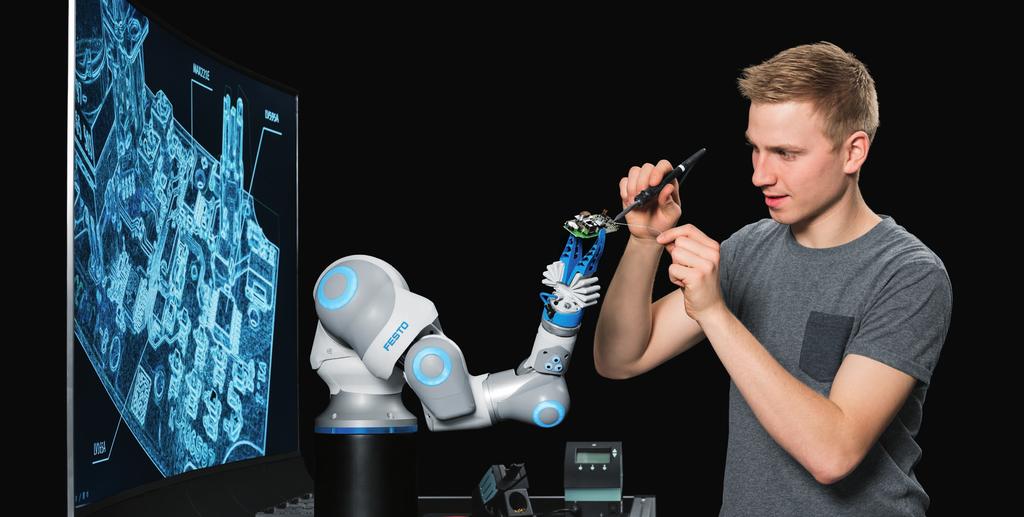01: Kollaborativer Arbeitsraum: gleichzeitige, gemeinsame Bearbeitung eines Werkstücks von Mensch und Roboter 02: Denkbares Zukunftsszenario: der BionicCobot als unterstützendes Assistenzsystem in
