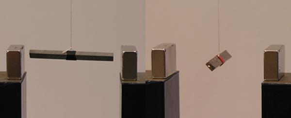 Abb. 6: Ein drehbar aufgehängtes Stäbchen des jeweiligen Materials (links W und rechts Bi) zeigt eindrucksvoll das Verhalten im Magnetfeld Bemerkungen: Das Verhalten von Materie in Magnetfeldern wird