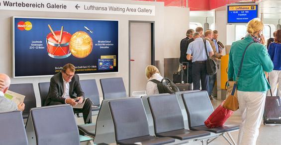 Colorama Lufthansa-Gate Exklusiv werben. Bei Belegung dieser Werbefläche landet Ihre Werbebotschaft direkt bei Fluggästen der Lufthansa.