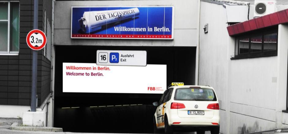 Colorama Tunnelausfahrt Flugsteigring Willkommen in Berlin Begrüßen Sie ankommende Passagiere mit dieser hinterleuchteten Werbefläche in der Ausfahrt vom Innenring des.