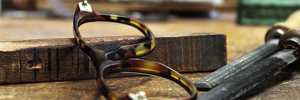 ENTDECKEN SIE LUNOR discover lunor Wir bei Lunor sind stolz, die handwerkliche Brillenherstellung in bester Tradition jahrhundertealter Handwerkskunst fortzusetzen.