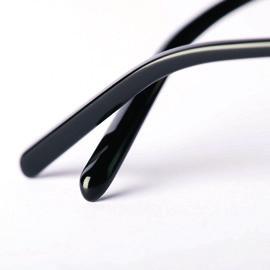 THE LUNOR HINGE The characteristic Lunor hinge is both instantly recognizable and serves as a mark of quality on these timeless acetate frames.