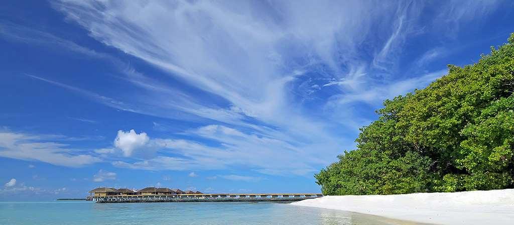 Constance Moofushi Resort Süd-Ari-Atoll Drei Lagunen am weisen Puderzuckerstrand.