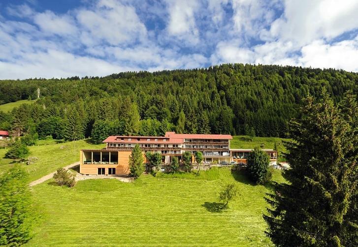 Inmitten der beeindruckenden Naturlandschaft der Alpen hat die Familie Meyer ein Haus mit Seele geschaffen, das Sie mit persönlicher Atmosphäre und liebevollen Details begeistern wird!