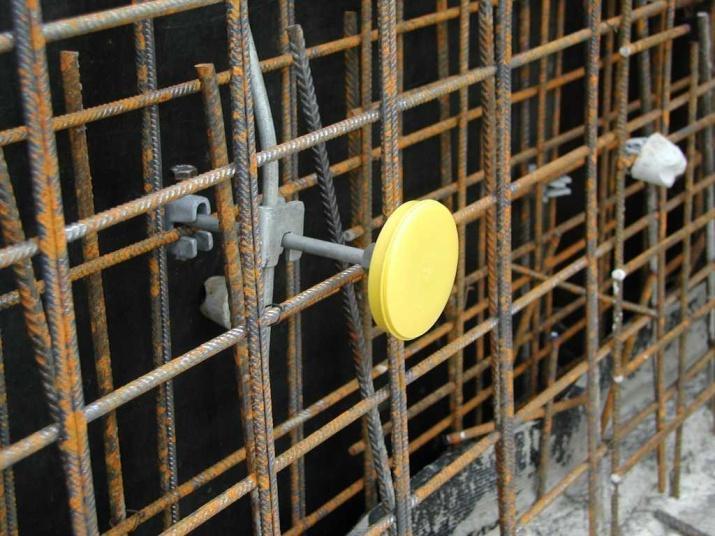 Eine Erstellung in z. B. WU-Beton macht es erforderlich, die Erdungsanlage in Form eines Ringerders erdfühlig mit einer Vermaschungsgröße von 10x10 m korrosionsgeschütz auszuführen.