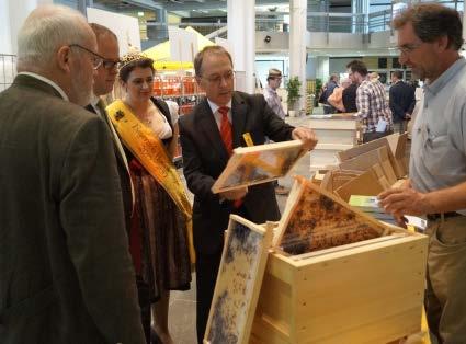 Bilder zum Bayerischen Imkertag, Organisator Klaus Becker (von links), Landrat Dr.