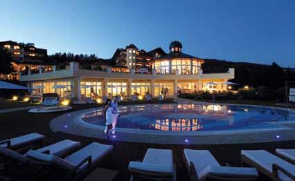 lichtdurchfluteten Asia-Spa 26 Luxus-Suiten im Sonnenflügel Elegantes Ambiente in der Lobby und Hotelhalle mit offenem Kamin Hauseigene
