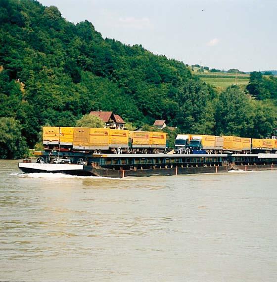 10 Zukunft Donau Zukunft Donau 11 Um die jetzigen Schifffahrtsverhältnisse zu er - hal ten und eine sichere Wasserstraße zu garantieren, wird die Fahrrinne im Bereich Straubing- Vilshofen derzeit