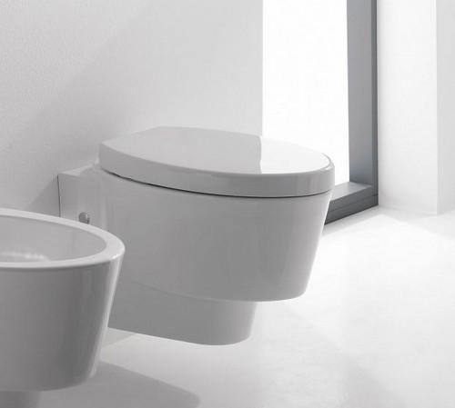 1.54 BA43049 Wandhängendes ovales WC der Serie Wisper Maße (TxB): 57x35 cm modern pflegeleicht und robust Italienisches Design Wandhängendes ovales WC der Serie Wisper.