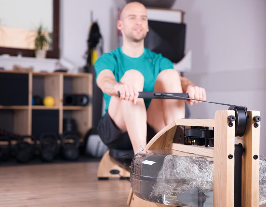 Widerstand formt den Körper Manche Indoorrudergeräte sind mit Wasser als Widerstand konzipiert, um das Rudern auf offenem Wasser besser nachzuahmen.