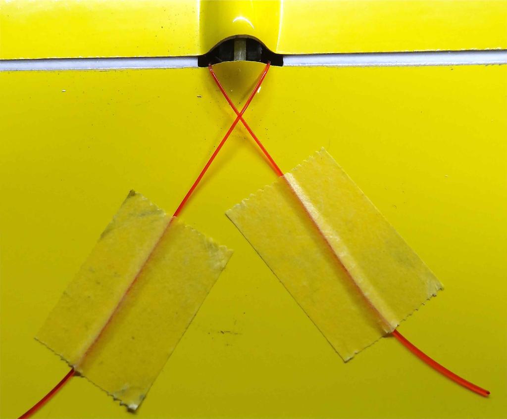 CHOCO Fly ATTACKO 2,5 EL - Verklebte IDS-Schubstangen in Flügelklappen einkleben Vor der Verklebung des Ruderhornes prüfen, ob die Schubstange mit Ruderhorn und Rahmen durch den Servoschacht in die