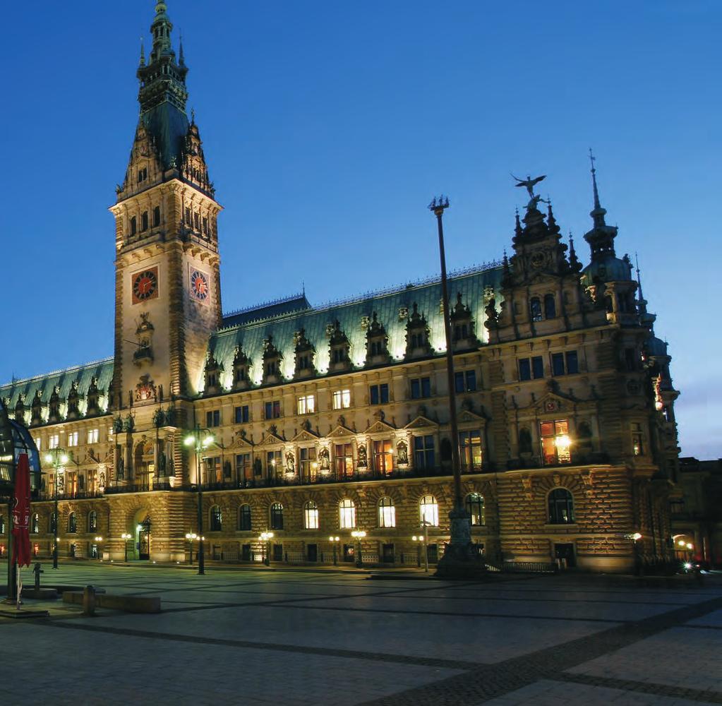 Das Herz der Hamburger Innenstadt ist das Rathaus im Stil der Neorenaissance mit der Börse und dem Rathausmarkt.