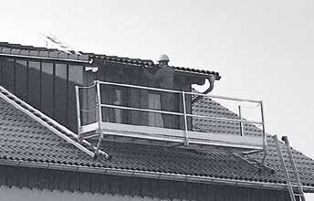 28 Rund ums Dach ROOF-TOOL Dachgerüst Das Roof-Tool ist eine praktische Montagehilfe, die den Arbeitsalltag auf dem Dach erleichtert.